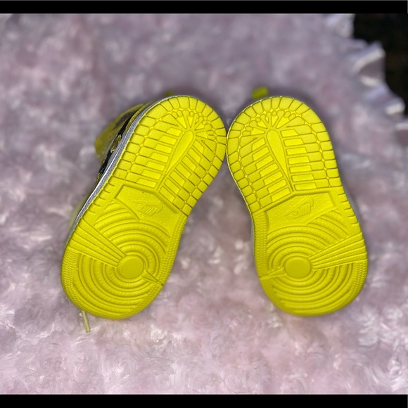 🌻Air Jordan 1 Mid SE TD🌻 - Picture 3 of 4